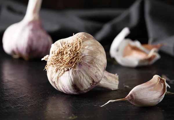 Knoblauchzehen Und Zwiebeln — Stockfoto