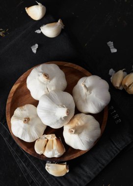 Sarımsak ampuller plaka üzerinde