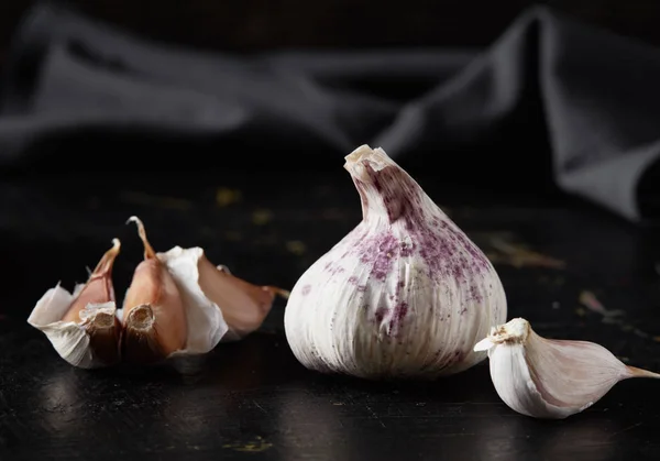 Knoblauchzehen Und Zwiebeln — Stockfoto