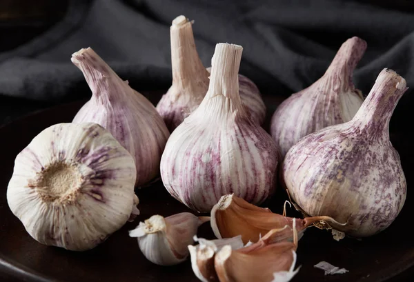 Garlic cloves and bulbs — Stock Image Garlic Cloves Bulbs Stock Picture