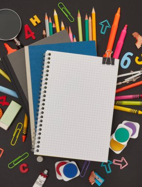 Okul malzemeleri tahtada.