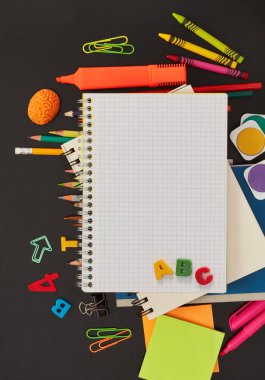 Okul malzemeleri tahtada.