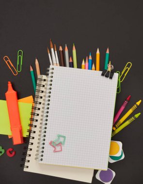 Okul malzemeleri tahtada.