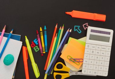 yazı tahtası üzerinde okul aksesuarları