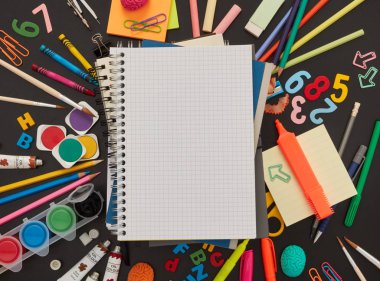 Okul malzemeleri tahtada.