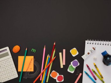 Okul malzemeleri tahtada.