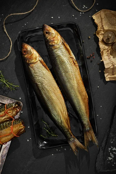 Rökt Makrill Svart Bakgrund — Stockfoto