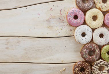 Tahtadaki lezzetli çörekler.