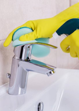 Musluk suyu temizlik yapıyor işleri