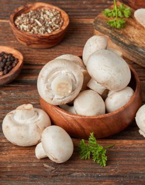 Bir kasede taze mantarlar