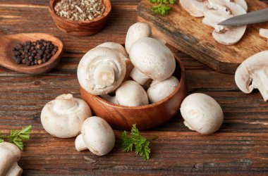 bir kasede beyaz mantar