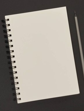 Boş defter ve kalem yazı tahtası üzerinde