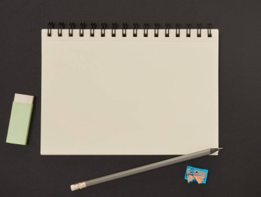 Defter, kalem ve silgi yazı tahtası üzerinde