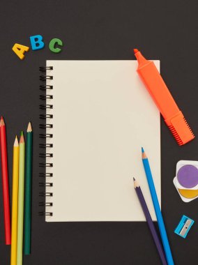 Defter ve çok renkli okul malzemeleri