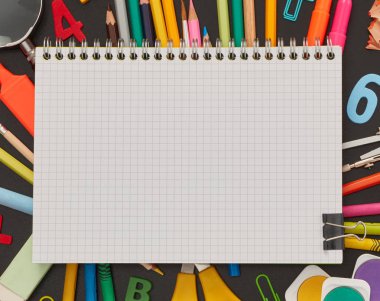 Defter ve çok renkli okul malzemeleri