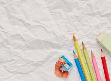 Beyaz kağıt üzerinde renkli kalemler