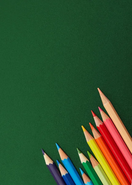 Yazı Tahtası Üzerinde Çok Renkli Kalemler — Stok fotoğraf