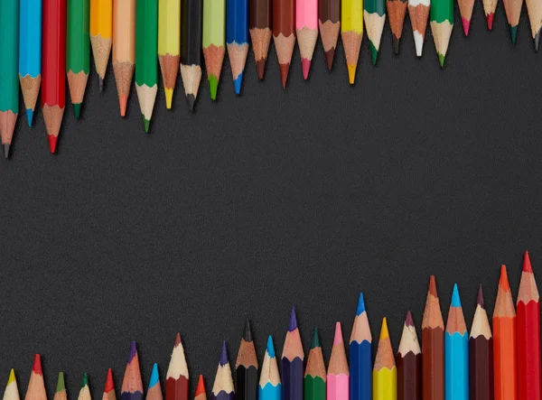 黒板上の多着色された鉛筆のフレーム — ストック写真