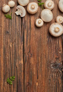 Ahşap masa üzerinde taze petrol