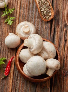 Ahşap masa üzerinde taze petrol