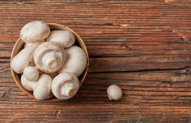 Ahşap masa üzerinde taze petrol