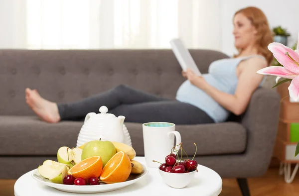 Zwangere Vrouw Met Plaat Van Fruit Thee — Stockfoto