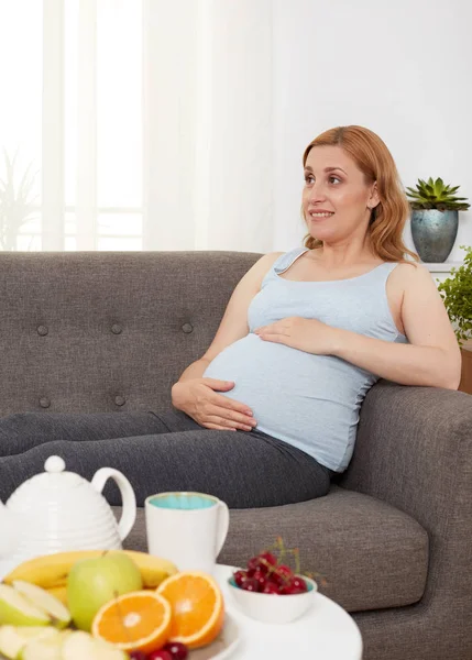 Zwangere Vrouw Met Plaat Van Fruit Thee — Stockfoto