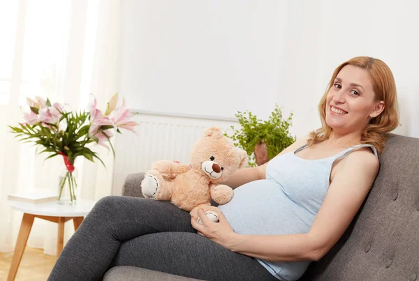 Zwangere Vrouw Met Een Teddybeer — Stockfoto