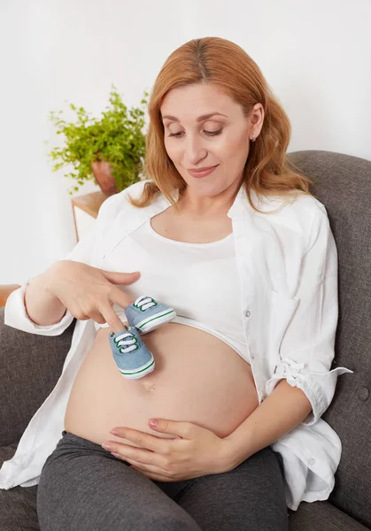 Беременная Женщина Мужской Обувью — стоковое фото