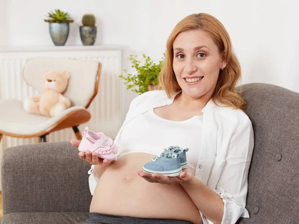Zwangere Vrouw Meisje Het Meisje Schoenen — Stockfoto