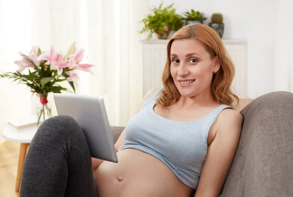 Zwangere Vrouw Ontspannen Met Een Digitaal Tablet — Stockfoto