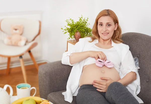 Zwangere Vrouw Meisje Schoenen Houden — Stockfoto