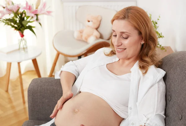 Feliz Mujer Embarazada Relajándose Casa —  Fotos de Stock