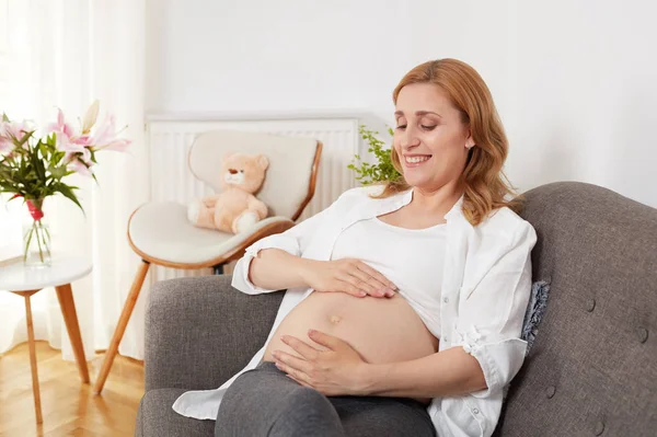 Gelukkig Zwangere Vrouw Thuis Ontspannen — Stockfoto