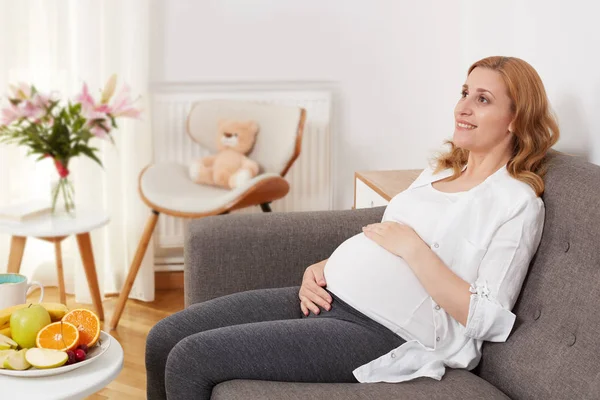Gelukkig Zwangere Vrouw Thuis Ontspannen — Stockfoto