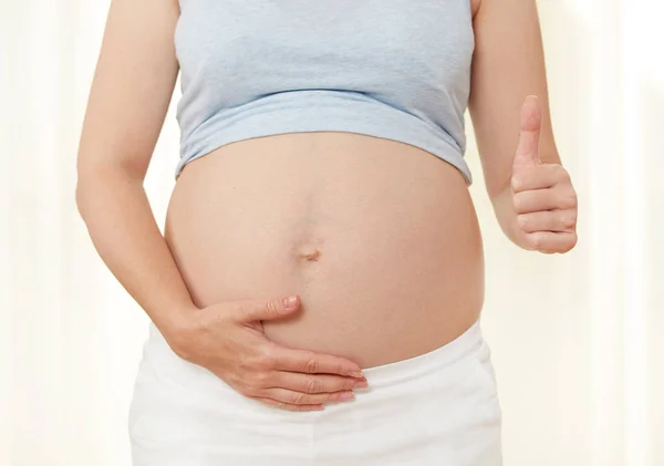 Mulher Grávida Mostrando Sua Barriga — Fotografia de Stock