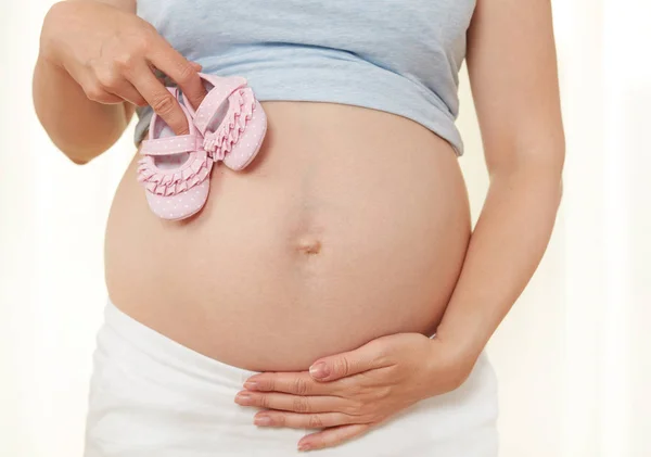 Zwangere Vrouw Meisje Schoenen Houden — Stockfoto