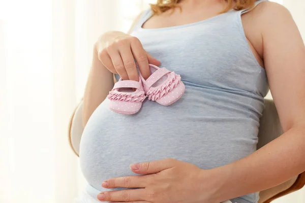 Zwangere Vrouw Meisje Schoenen Houden — Stockfoto