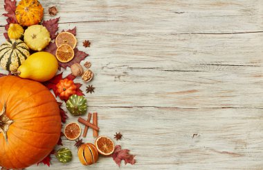 Ahşap arka plan üzerinde kabaklar