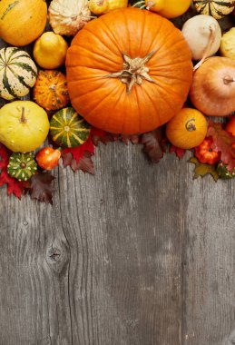 Ahşap arka plan üzerinde kabaklar