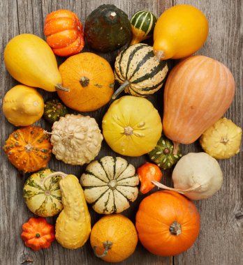 Ahşap arka plan üzerinde kabaklar