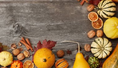 Ahşap arka plan üzerinde kabaklar