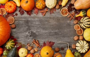 Ahşap arka plan üzerinde kabaklar