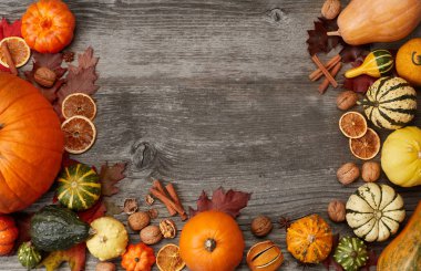 Ahşap arka plan üzerinde kabaklar