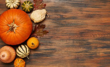 Ahşap arka plan üzerinde kabaklar