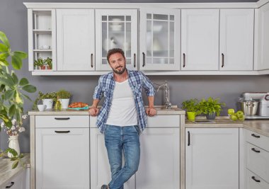 Neşeli adam mutfakta