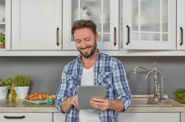 Adam dijital tablet ile mutfakta