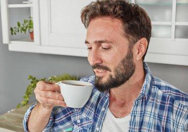 Neşeli adam bir kahve keyfi