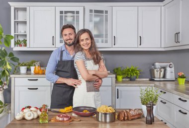 Genç çift birlikte mutfakta yemek