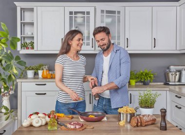 Genç çift birlikte mutfakta yemek